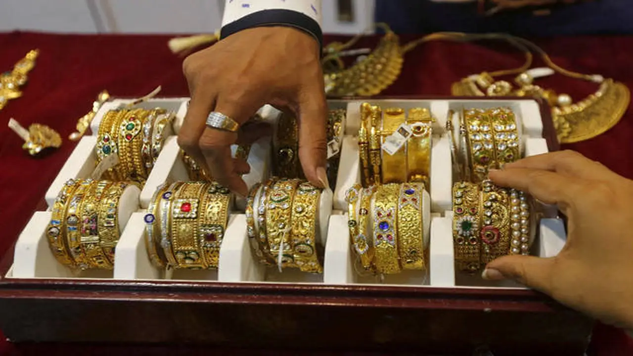 هبوط عالمي للذهب مع بقاء علاوة 300 جنيه في السوق المصرية